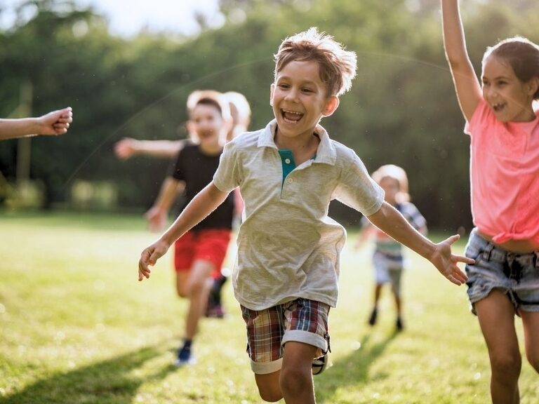 Lachende Kinder auf einer Wiese