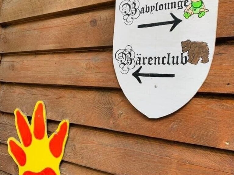 Wegweiser zum Bärenclub und zur Babylounge