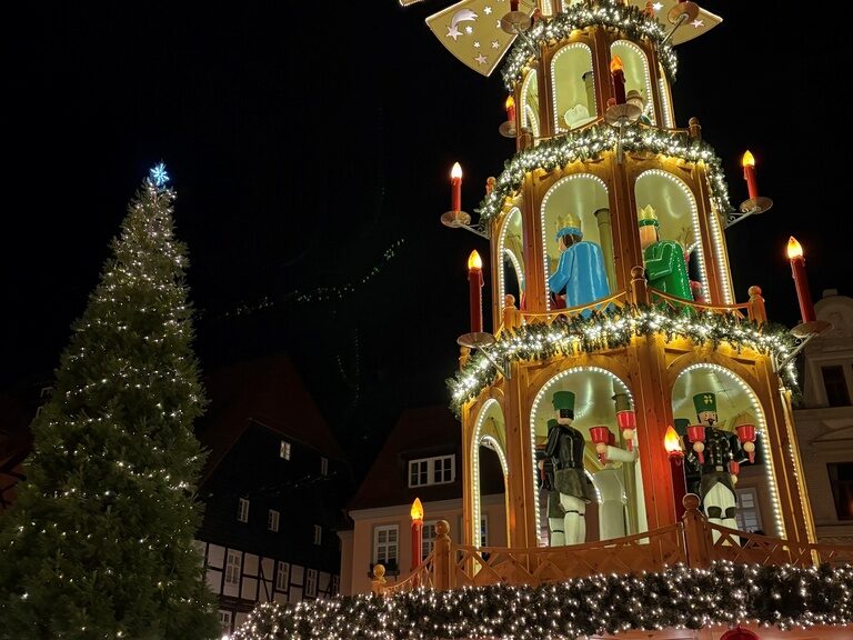 Pyramide und Weihnachtsbaum Pyramide und leuchtener Weihnachtsbaum