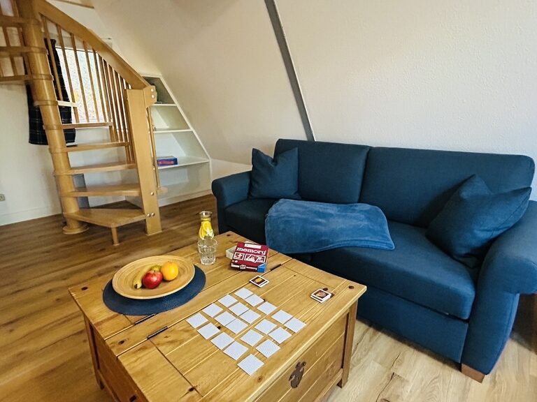 Wohnbereich mit Couch im Ferienhaus