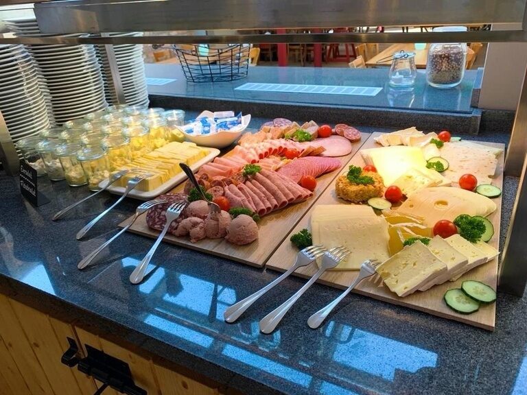 Wurst und Käseplatte zum Frühstück